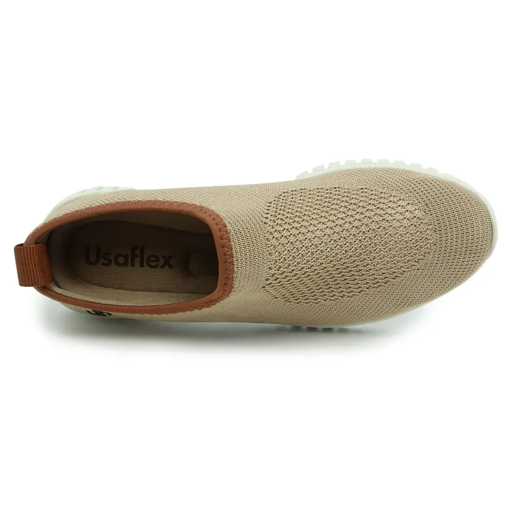 Vista inferior do tênis slip-on feminino bege Usaflex mostrando sola antiderrapante